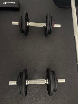 Attrezzatura da palestra completa con panca, bilanciere, manubri e rulli in schiuma