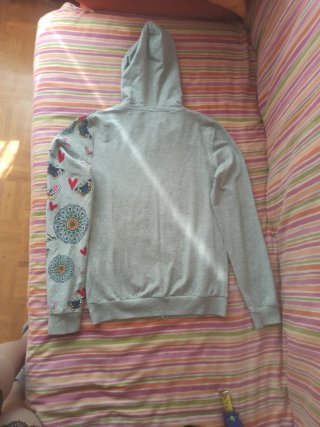 Chaqueta gris con mariposas y mandalas