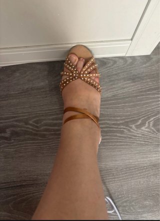 Zapatos de baile dorados con pedrería