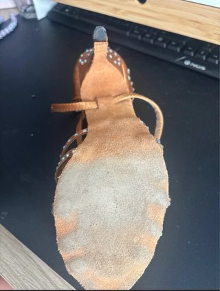 Zapatos de baile dorados con pedrería