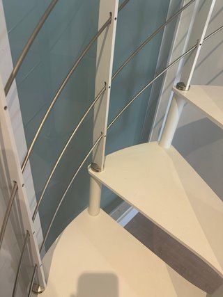 Escalera caracol diseño blanco perfect estado