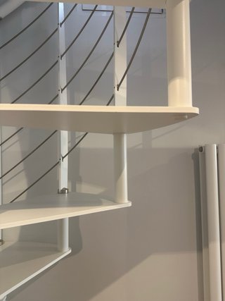 Escalera caracol diseño blanco perfect estado