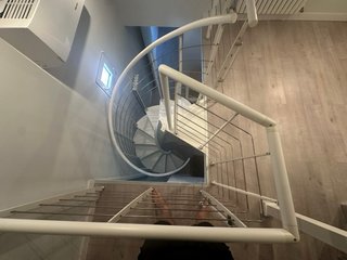 Escalera caracol diseño blanco perfect estado