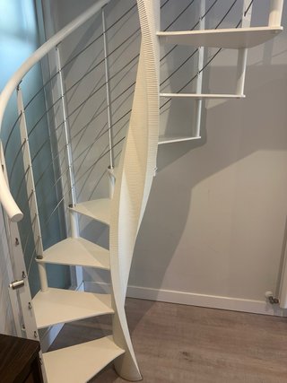 Escalera caracol diseño blanco perfect estado