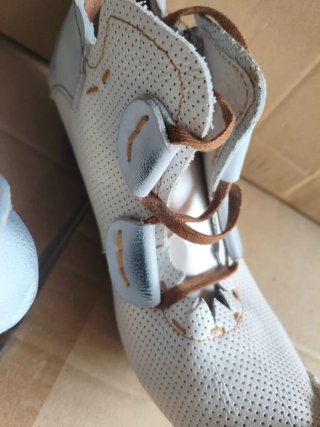 Botines grises y blancos