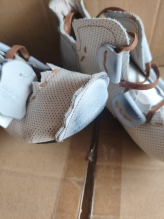 Botines grises y blancos