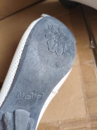 Botines grises y blancos
