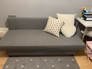 Divano letto grigio a 3 posti con due cuscini