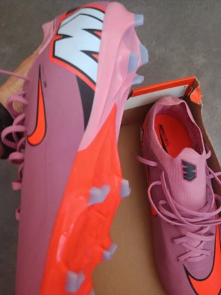 Botas de fútbol Nike Mercurial rosas y naranjas