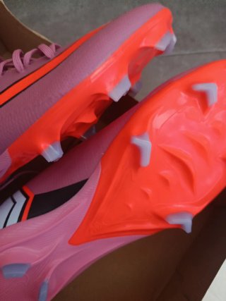Botas de fútbol Nike Mercurial rosas y naranjas