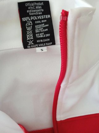 Chaqueta deportiva roja y blanca
