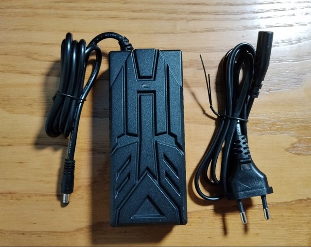 Caricabatterie per monopattino elettrico 42V 1,7A