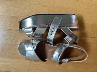 Sandalias plateadas con plataforma