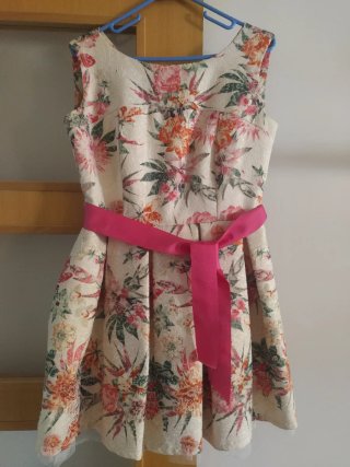 Vestido fiesta floral con cinturón rosa