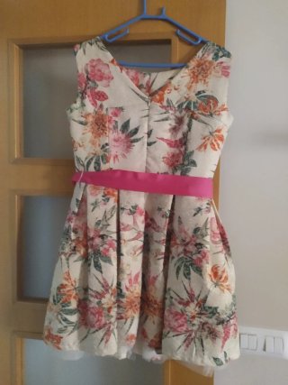 Vestido fiesta floral con cinturón rosa