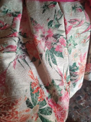 Vestido fiesta floral con cinturón rosa