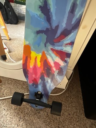 Longboard con diseño tie-dye