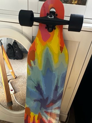 Longboard con diseño tie-dye