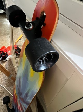Longboard con diseño tie-dye