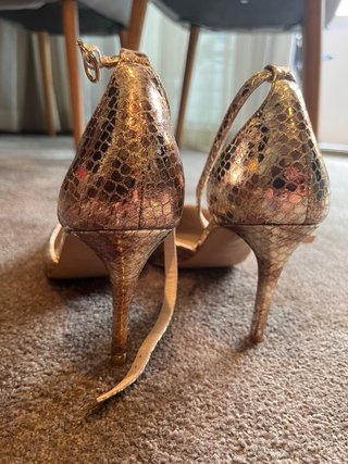 Zapatos tacón dorados nuevos. 40