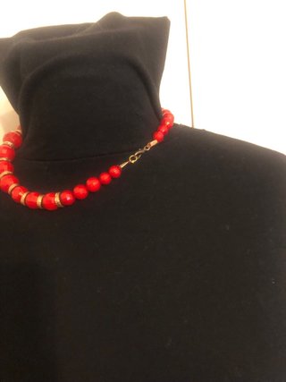 Collana vintage rossa con perle dorate