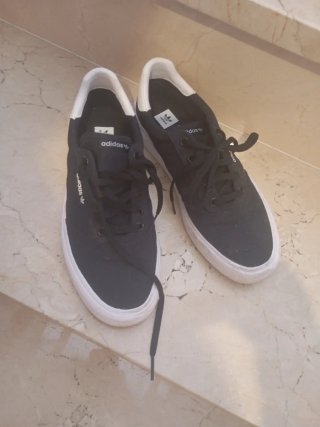 Zapatillas Adidas Negras y Blancas