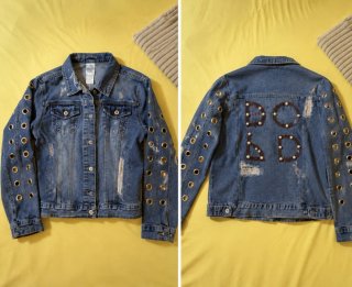 Chaqueta vaquera con ojales y detalle 'BOLD'