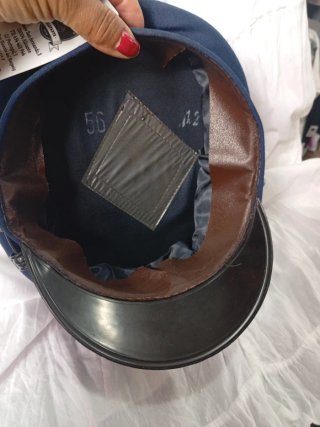 Gorro azul con insignia y estrella roja