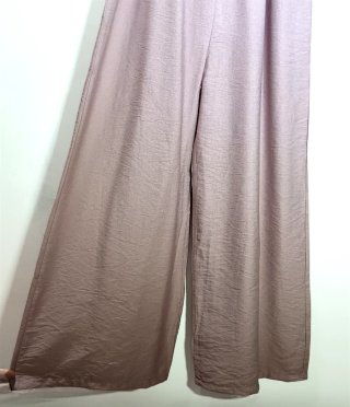 Mono rosa con volantes y escote smock