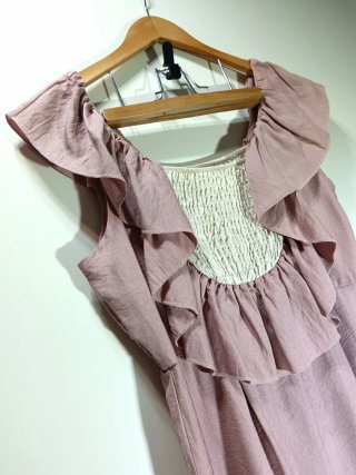 Mono rosa con volantes y escote smock