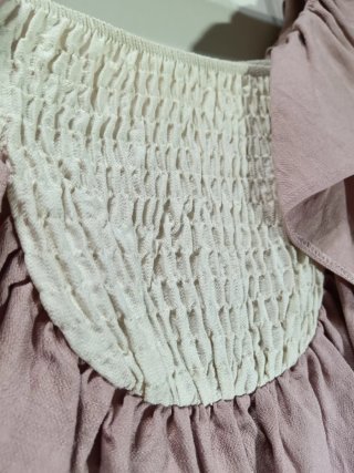 Mono rosa con volantes y escote smock