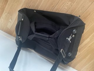 Maleta de viaje negra 75L con ruedas tipo saco