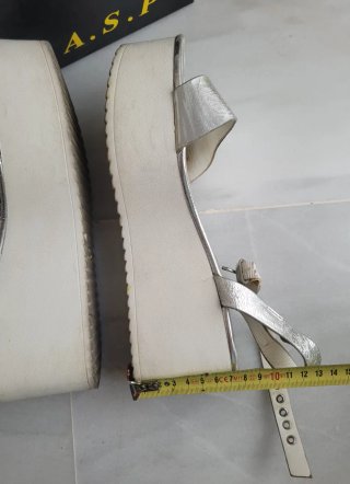 SANDALIAS CON PLATAFORMAS STRADIVARIUS.