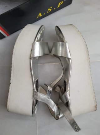 SANDALIAS CON PLATAFORMAS STRADIVARIUS.