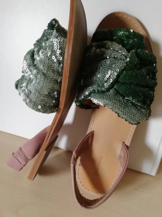 Sandalias Stradivarius verdes y plateadas