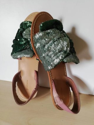 Sandalias Stradivarius verdes y plateadas