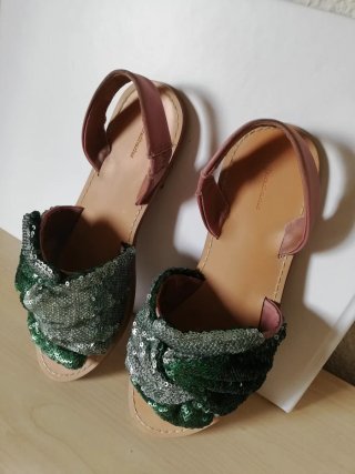 Sandalias Stradivarius verdes y plateadas