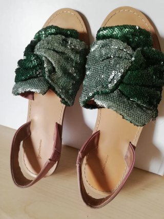 Sandalias Stradivarius verdes y plateadas