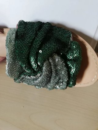 Sandalias Stradivarius verdes y plateadas