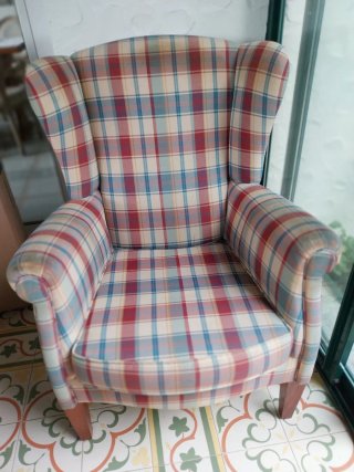 Sillón orejero a cuadros