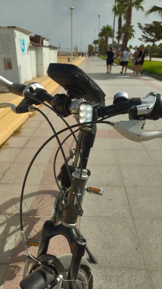 Bicicleta de montaña, campo y carril bici