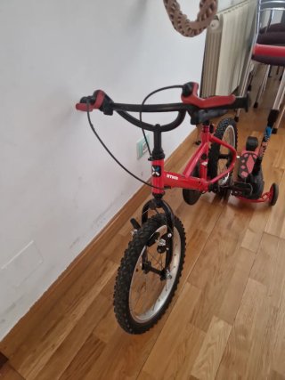 Bicicleta y patinete infantil rojo