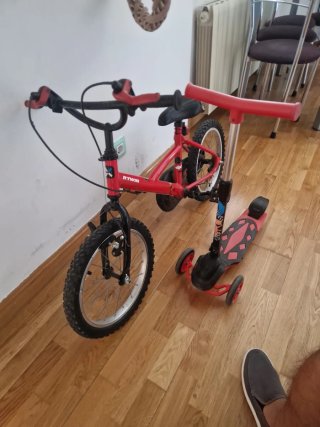 Bicicleta y patinete infantil rojo