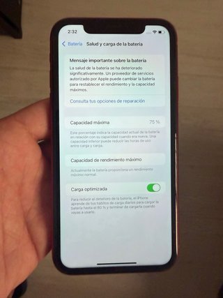 iPhone XR Rosso 64GB. Stato batteria: 75%