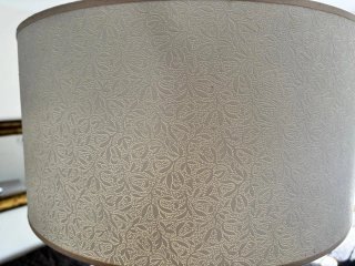 Lámpara de salón beige y plateada.