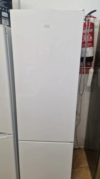 Nevera marca NEW Pol altura 1:80 cm ancho 54 cm cl
