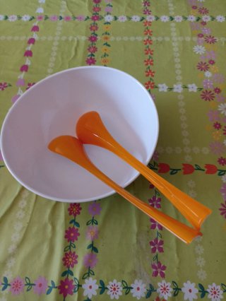 Ciotola con posate in plastica