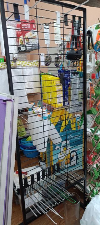 Expositor rejilla con base y ganchos
