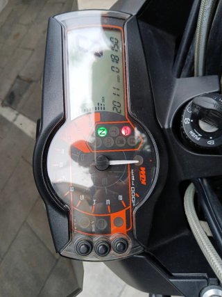 KTM 990 SuperDuke Blanca y Negra