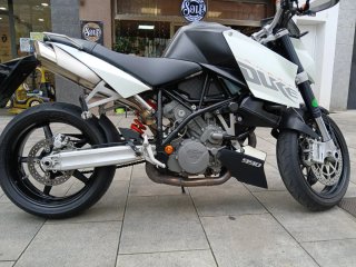 KTM 990 SuperDuke Blanca y Negra